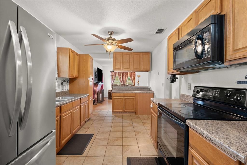 For Sale: $499,000 (2 beds, 1 baths, 1020 Square Feet)