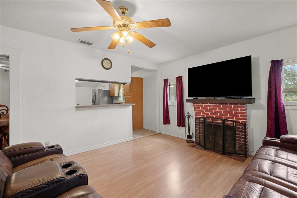 For Sale: $499,000 (2 beds, 1 baths, 1020 Square Feet)