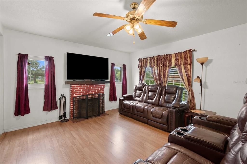 For Sale: $499,000 (2 beds, 1 baths, 1020 Square Feet)
