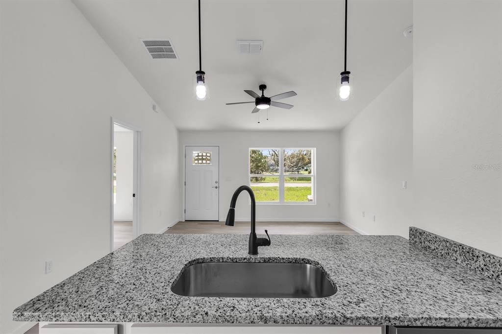 На продажу: $240,000 (3 спален, 2 ванн, 1173 Квадратных фут)