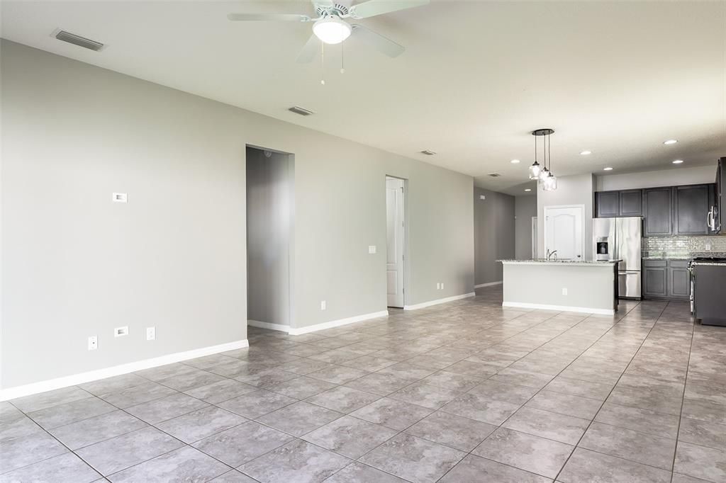 Activo con contrato: $389,900 (3 camas, 2 baños, 1839 Pies cuadrados)