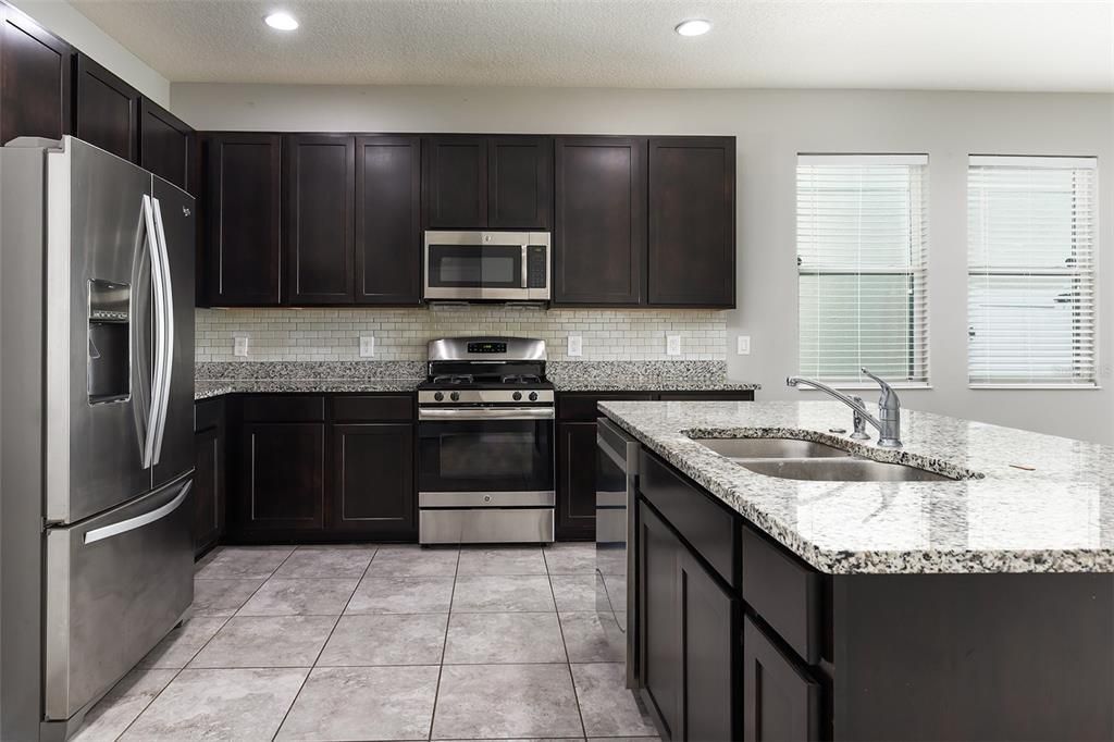 Activo con contrato: $389,900 (3 camas, 2 baños, 1839 Pies cuadrados)