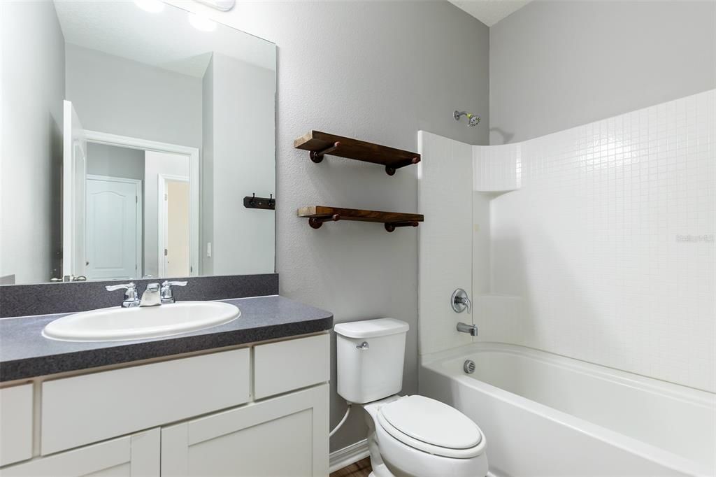Activo con contrato: $389,900 (3 camas, 2 baños, 1839 Pies cuadrados)
