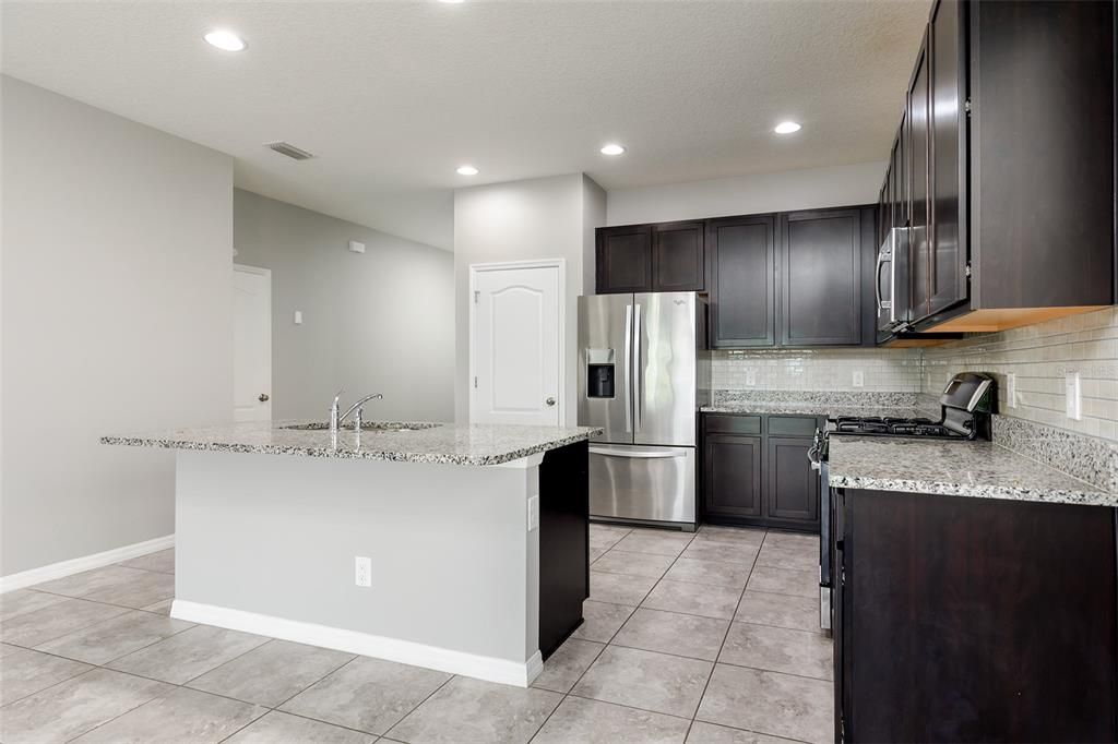 Activo con contrato: $389,900 (3 camas, 2 baños, 1839 Pies cuadrados)
