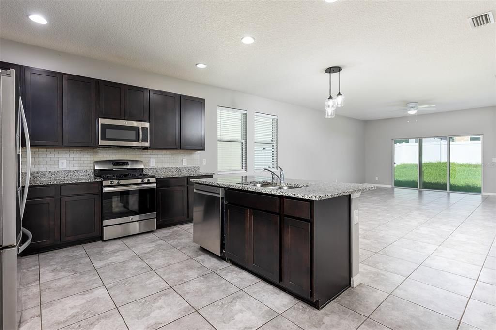 Activo con contrato: $389,900 (3 camas, 2 baños, 1839 Pies cuadrados)