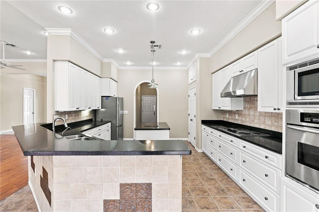 For Sale: $475,000 (3 beds, 2 baths, 2935 Square Feet)