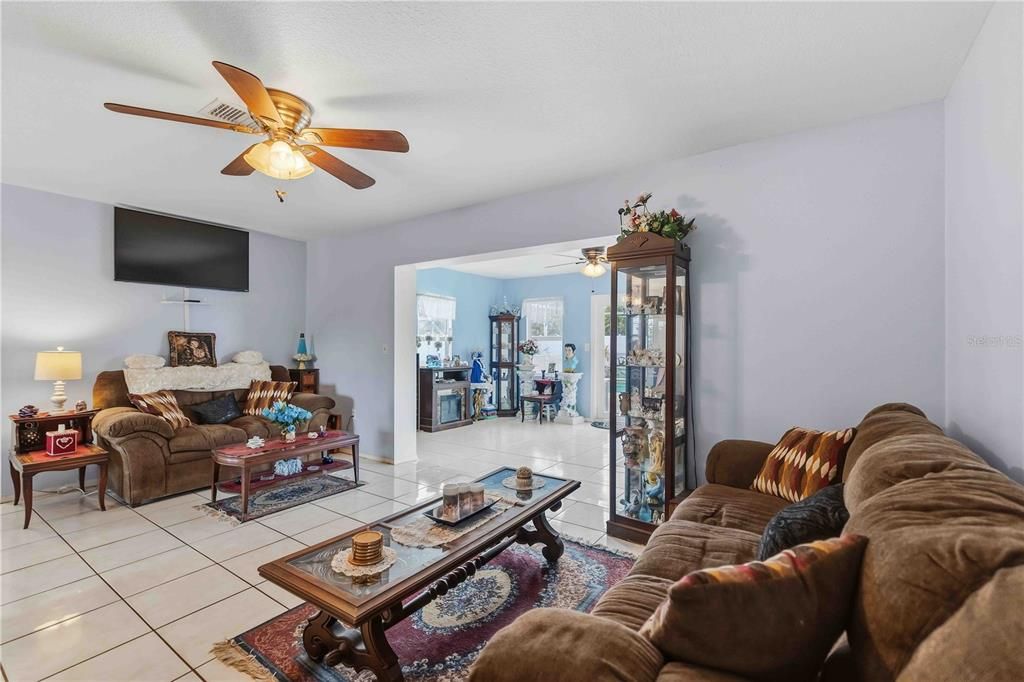 For Sale: $499,900 (3 beds, 2 baths, 1420 Square Feet)