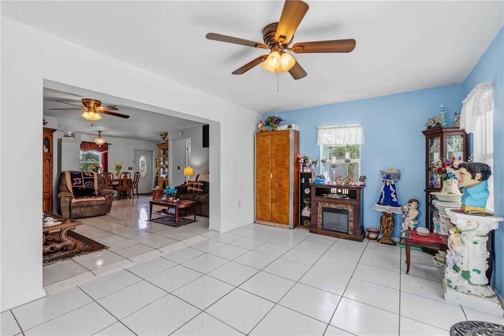 For Sale: $499,900 (3 beds, 2 baths, 1420 Square Feet)