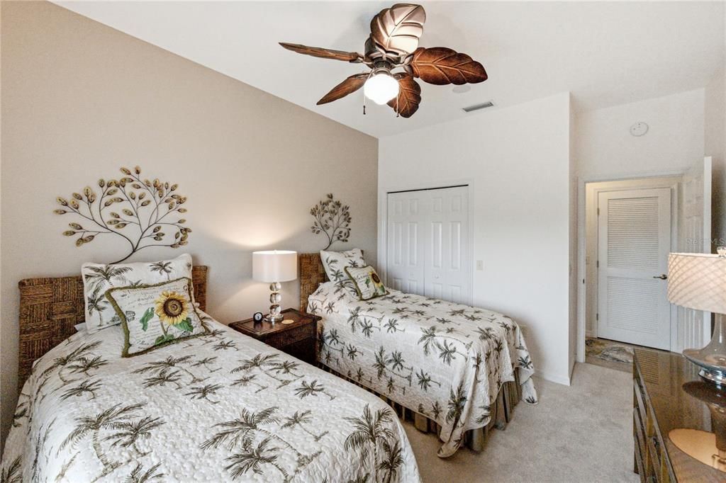 For Sale: $225,000 (2 beds, 2 baths, 1160 Square Feet)