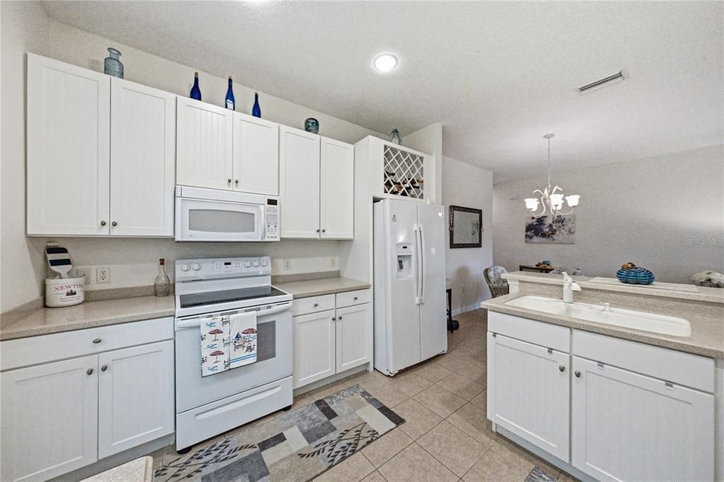 For Sale: $225,000 (2 beds, 2 baths, 1160 Square Feet)