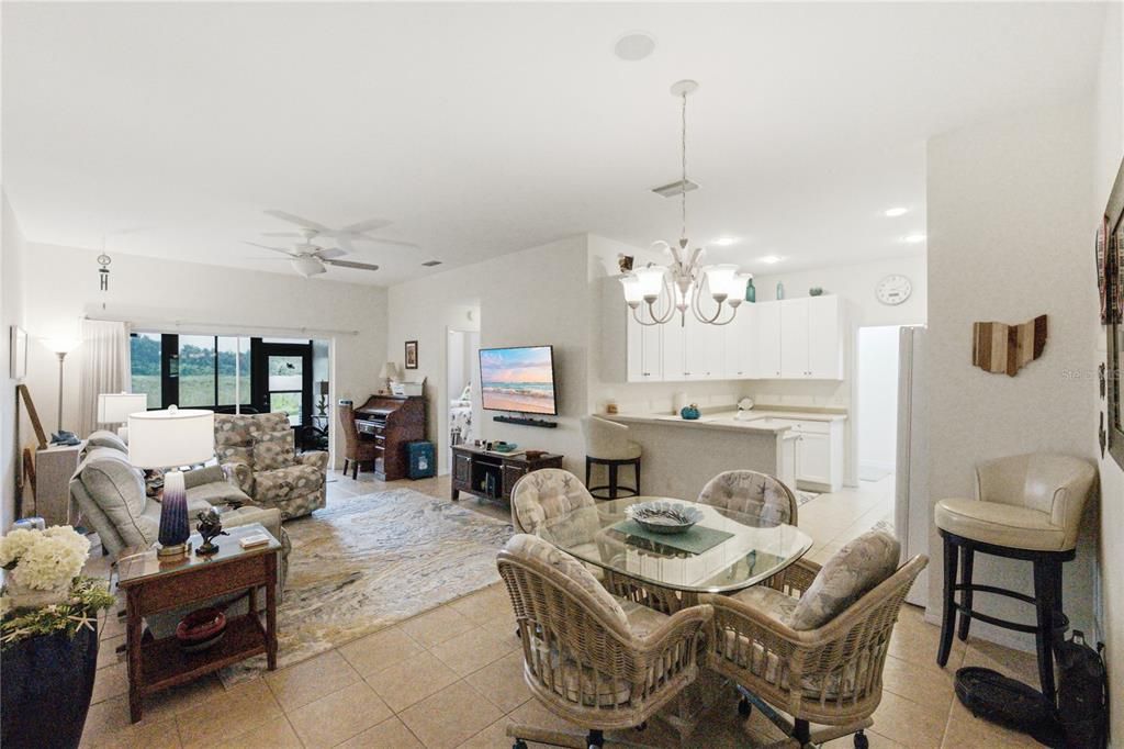 For Sale: $225,000 (2 beds, 2 baths, 1160 Square Feet)