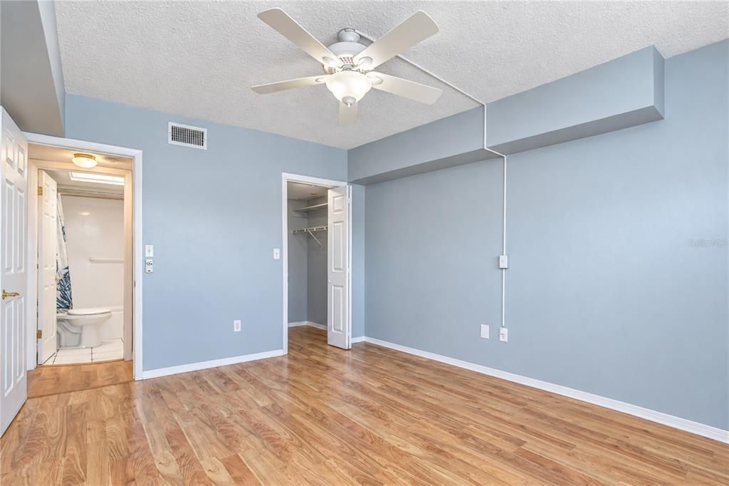For Rent: $2,100 (1 beds, 1 baths, 910 Square Feet)