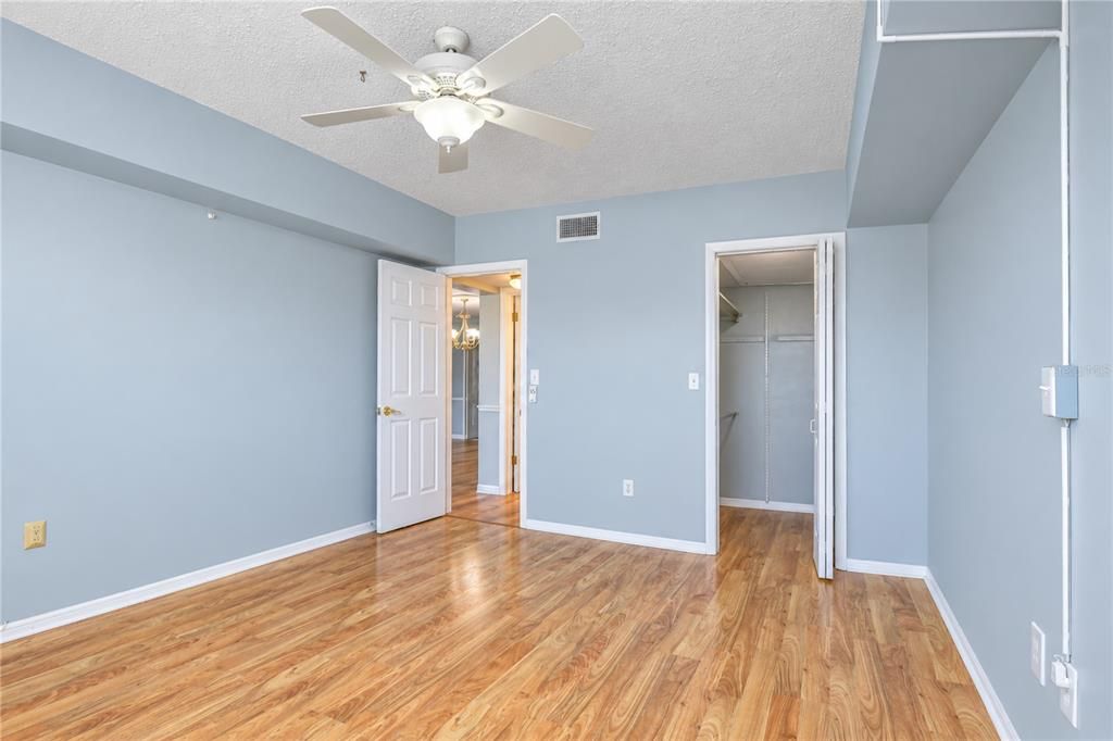 For Rent: $2,100 (1 beds, 1 baths, 910 Square Feet)