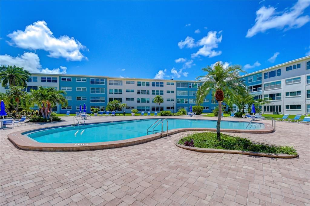 For Rent: $2,100 (1 beds, 1 baths, 910 Square Feet)
