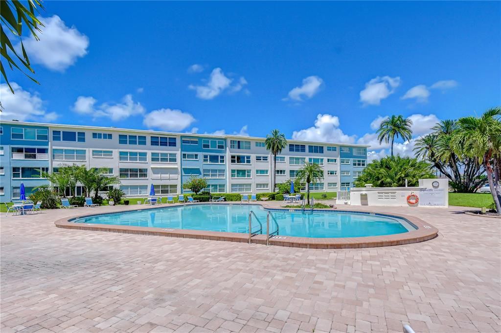 For Rent: $2,100 (1 beds, 1 baths, 910 Square Feet)