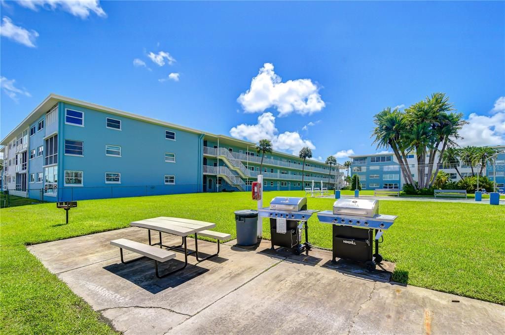 For Rent: $2,100 (1 beds, 1 baths, 910 Square Feet)