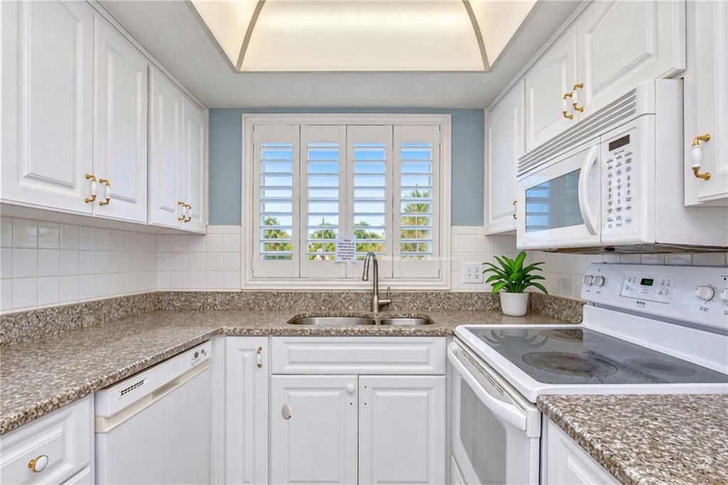 For Rent: $2,100 (1 beds, 1 baths, 910 Square Feet)