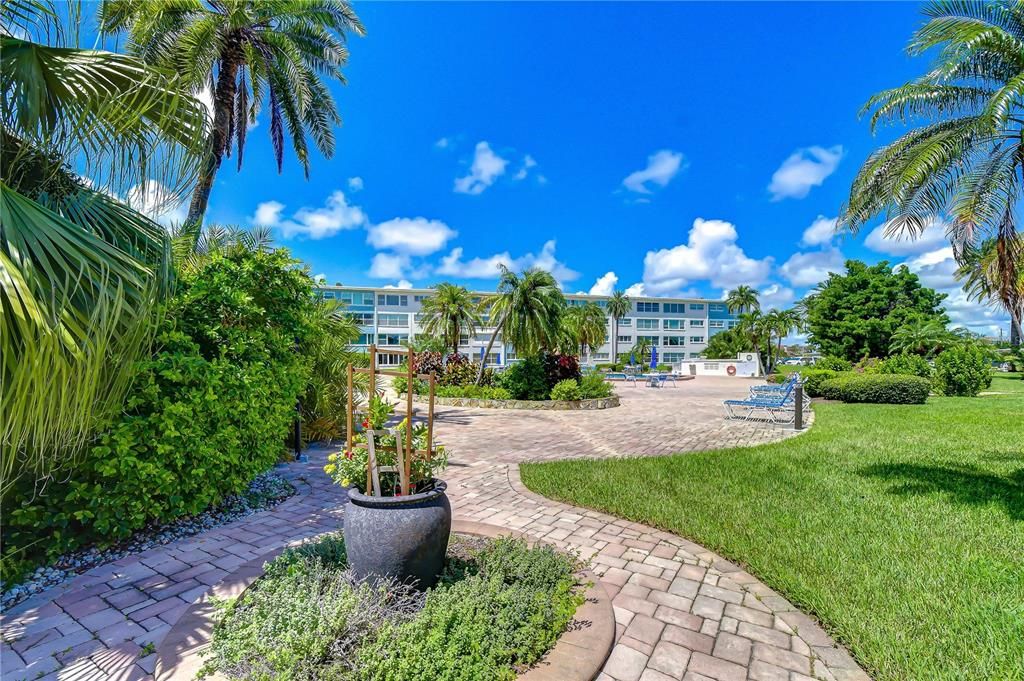 For Rent: $2,100 (1 beds, 1 baths, 910 Square Feet)