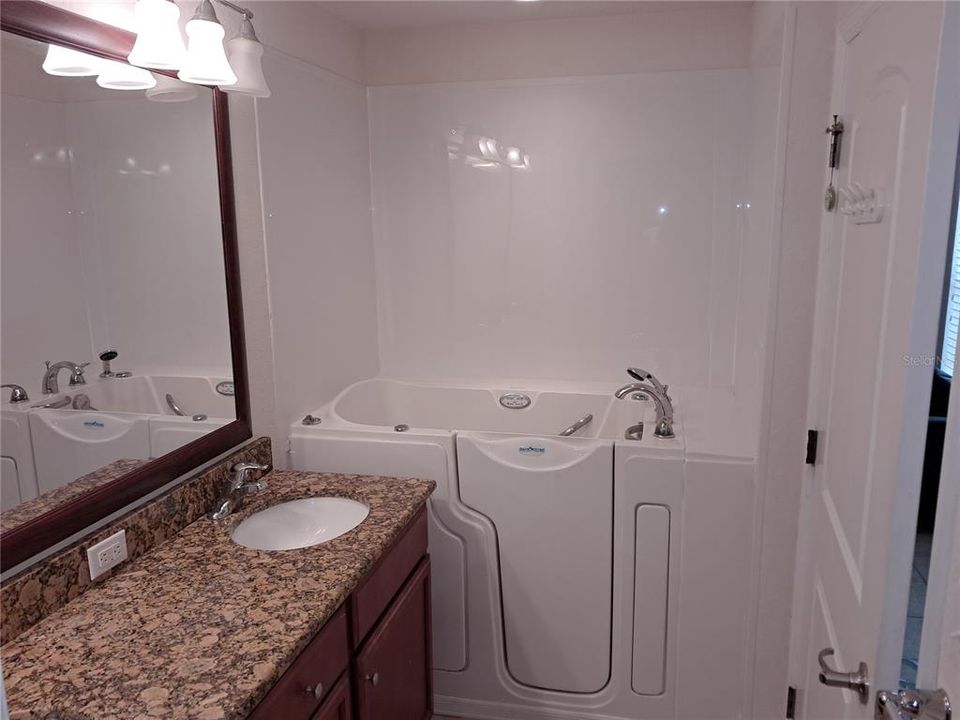 For Sale: $195,000 (2 beds, 2 baths, 1057 Square Feet)