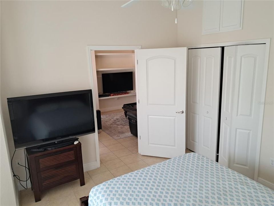 For Sale: $195,000 (2 beds, 2 baths, 1057 Square Feet)