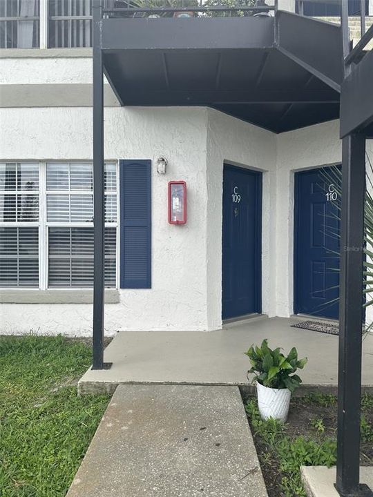 For Sale: $165,000 (2 beds, 2 baths, 840 Square Feet)