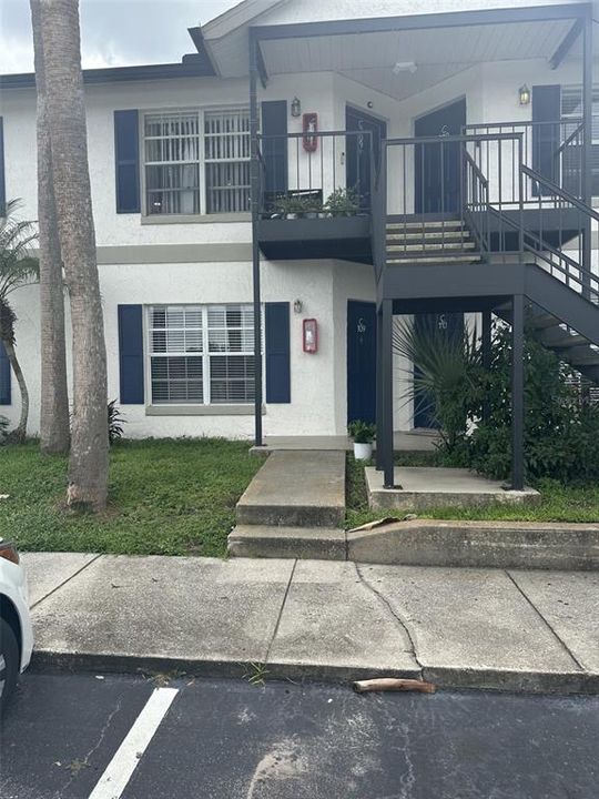 For Sale: $165,000 (2 beds, 2 baths, 840 Square Feet)