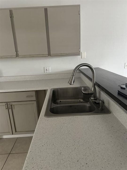 For Sale: $165,000 (2 beds, 2 baths, 840 Square Feet)