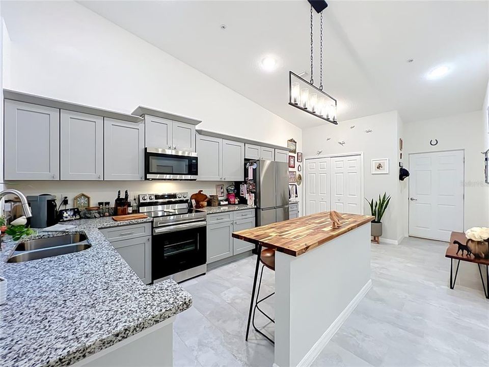 For Sale: $309,900 (2 beds, 2 baths, 1350 Square Feet)