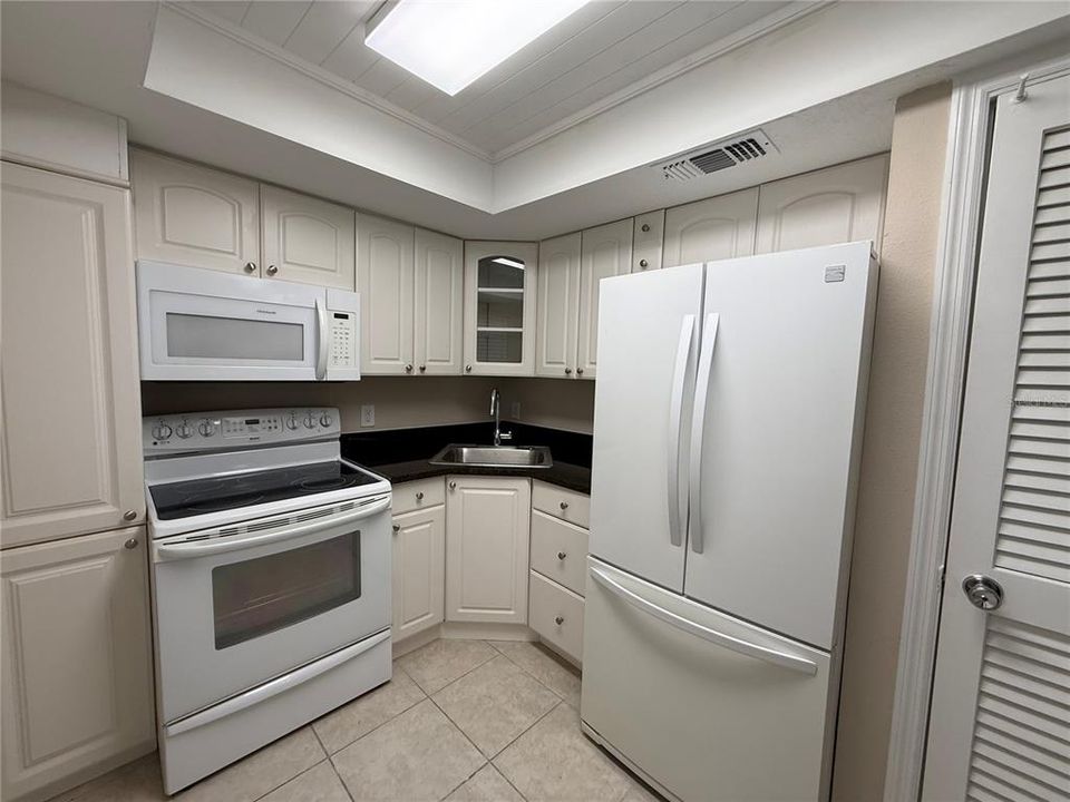For Rent: $1,450 (1 beds, 1 baths, 770 Square Feet)