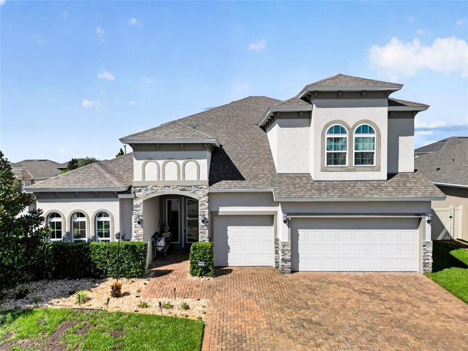 Под контрактом: $824,900 (6 спален, 4 ванн, 3972 Квадратных фут)