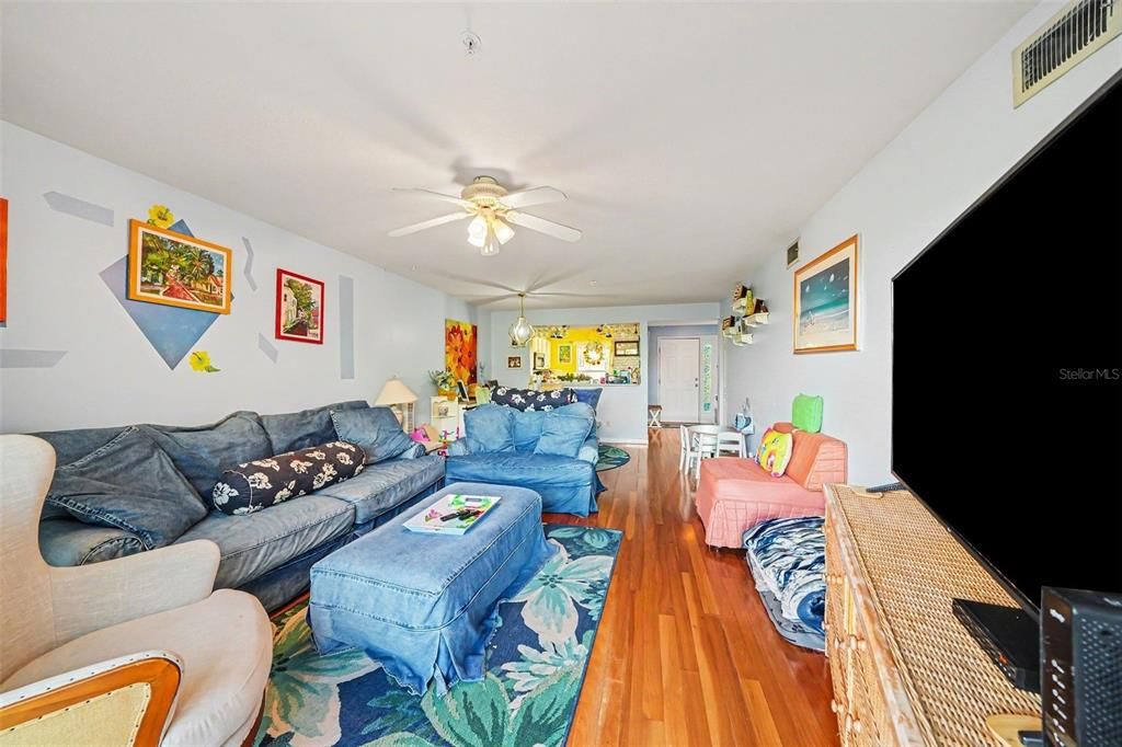 En Venta: $324,900 (2 camas, 2 baños, 1033 Pies cuadrados)