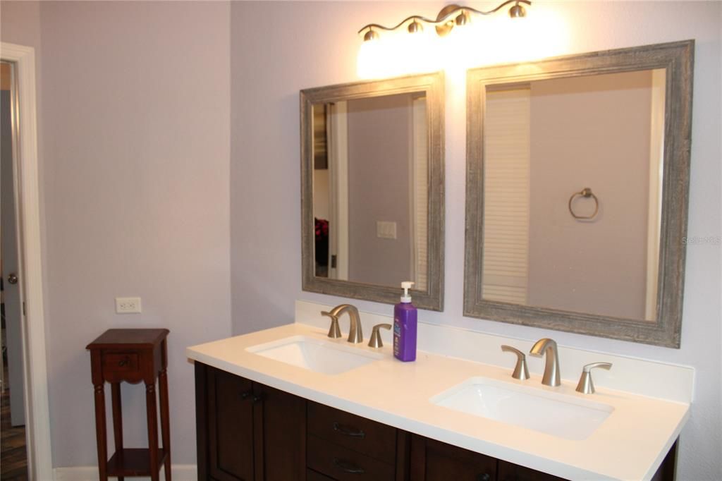 For Sale: $299,900 (2 beds, 2 baths, 1279 Square Feet)