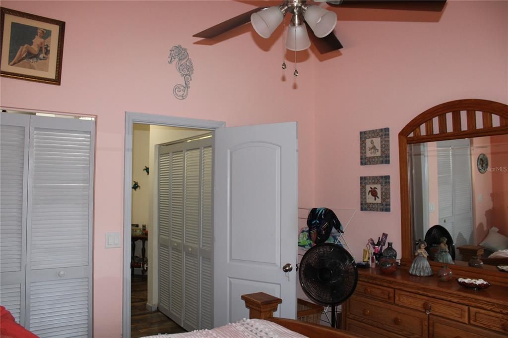 For Sale: $299,900 (2 beds, 2 baths, 1279 Square Feet)