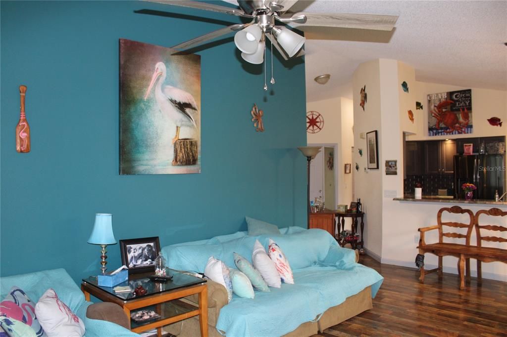 For Sale: $299,900 (2 beds, 2 baths, 1279 Square Feet)
