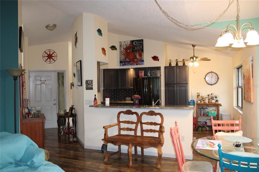 For Sale: $299,900 (2 beds, 2 baths, 1279 Square Feet)