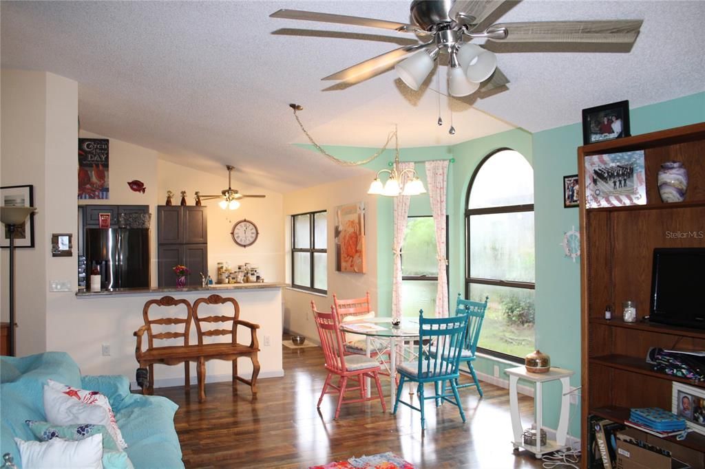 For Sale: $299,900 (2 beds, 2 baths, 1279 Square Feet)