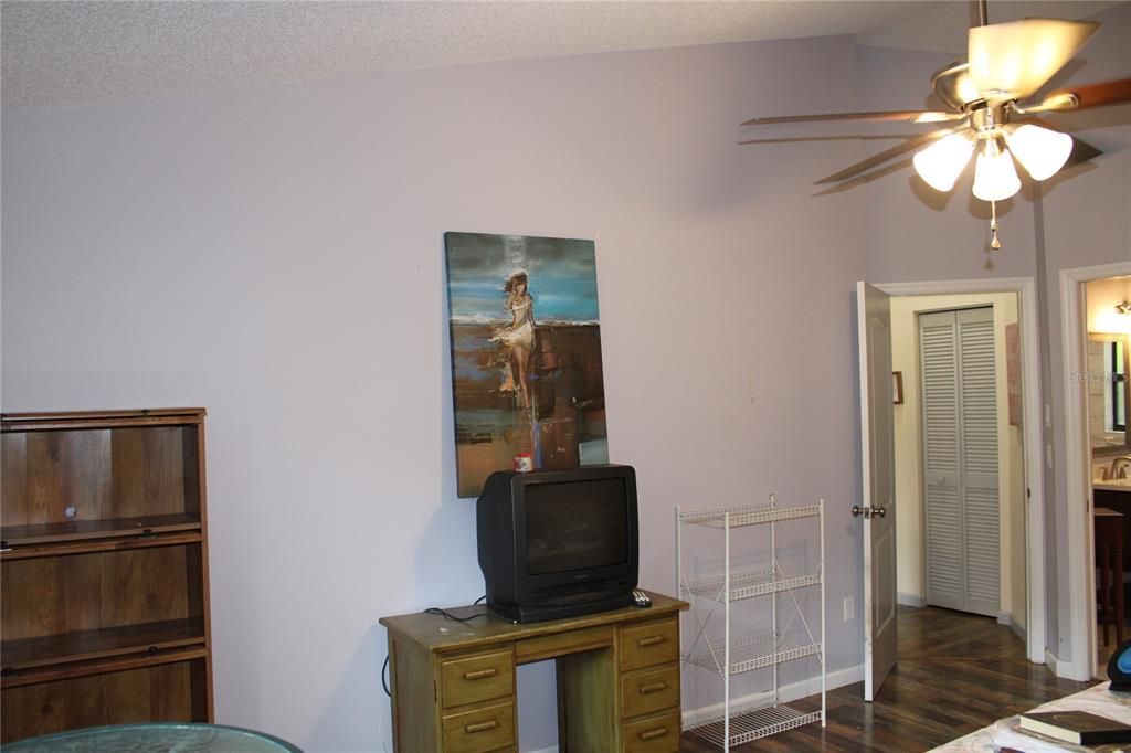 For Sale: $299,900 (2 beds, 2 baths, 1279 Square Feet)