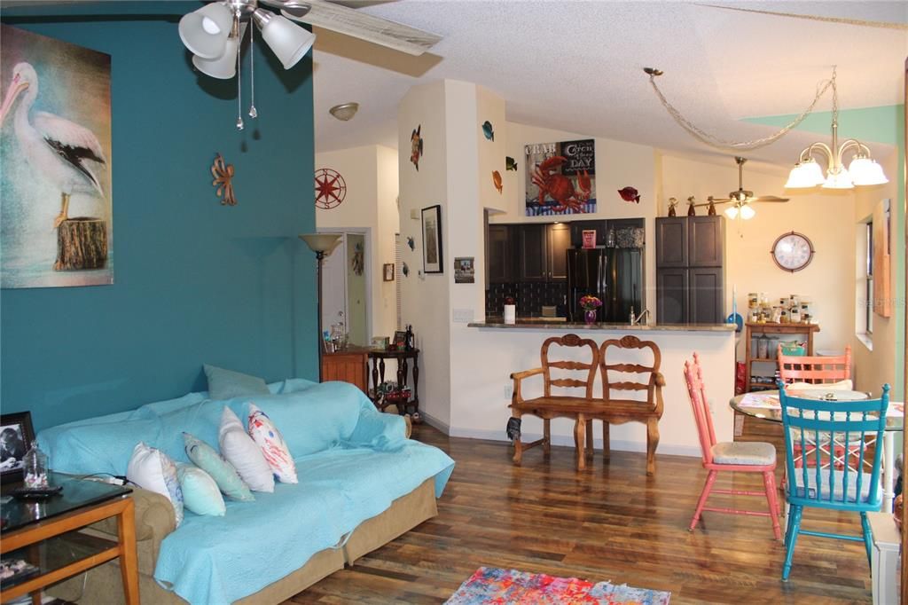 For Sale: $299,900 (2 beds, 2 baths, 1279 Square Feet)