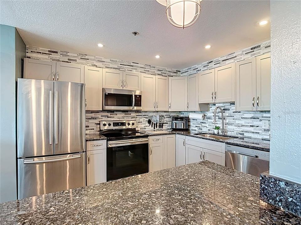 For Sale: $279,999 (2 beds, 2 baths, 874 Square Feet)