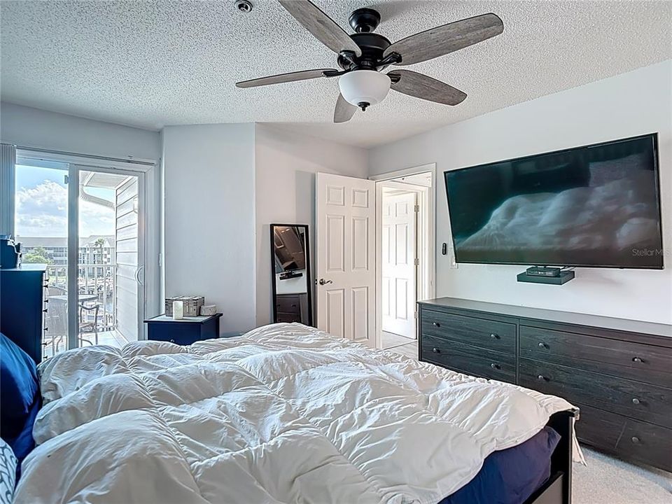 For Sale: $279,999 (2 beds, 2 baths, 874 Square Feet)