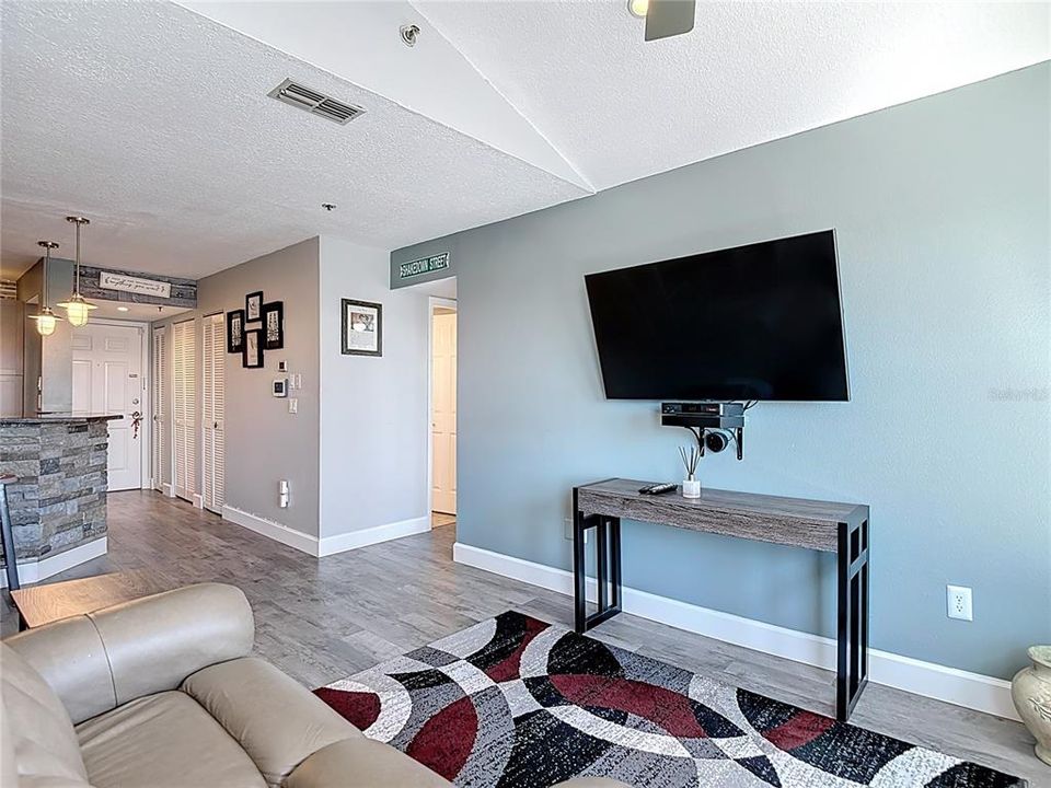 For Sale: $279,999 (2 beds, 2 baths, 874 Square Feet)