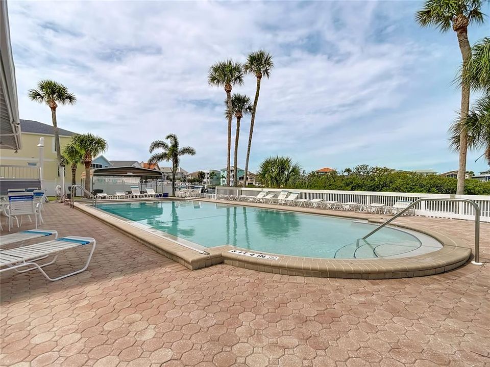 For Sale: $279,999 (2 beds, 2 baths, 874 Square Feet)