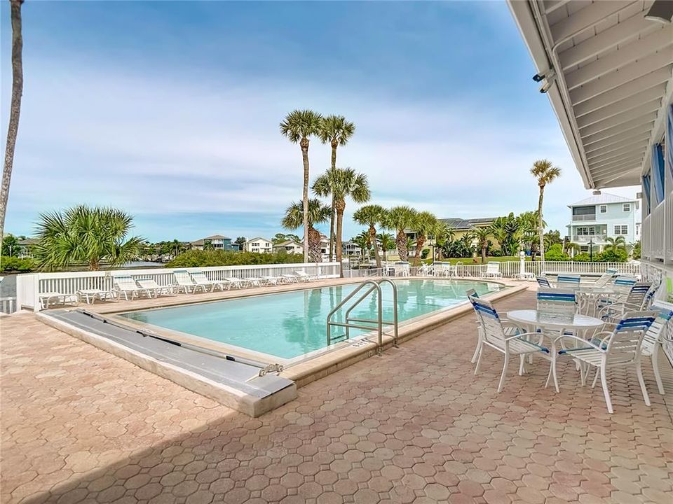 For Sale: $279,999 (2 beds, 2 baths, 874 Square Feet)