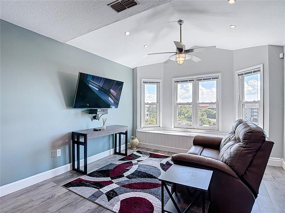 For Sale: $279,999 (2 beds, 2 baths, 874 Square Feet)