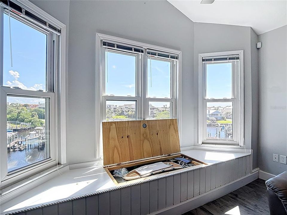 For Sale: $279,999 (2 beds, 2 baths, 874 Square Feet)