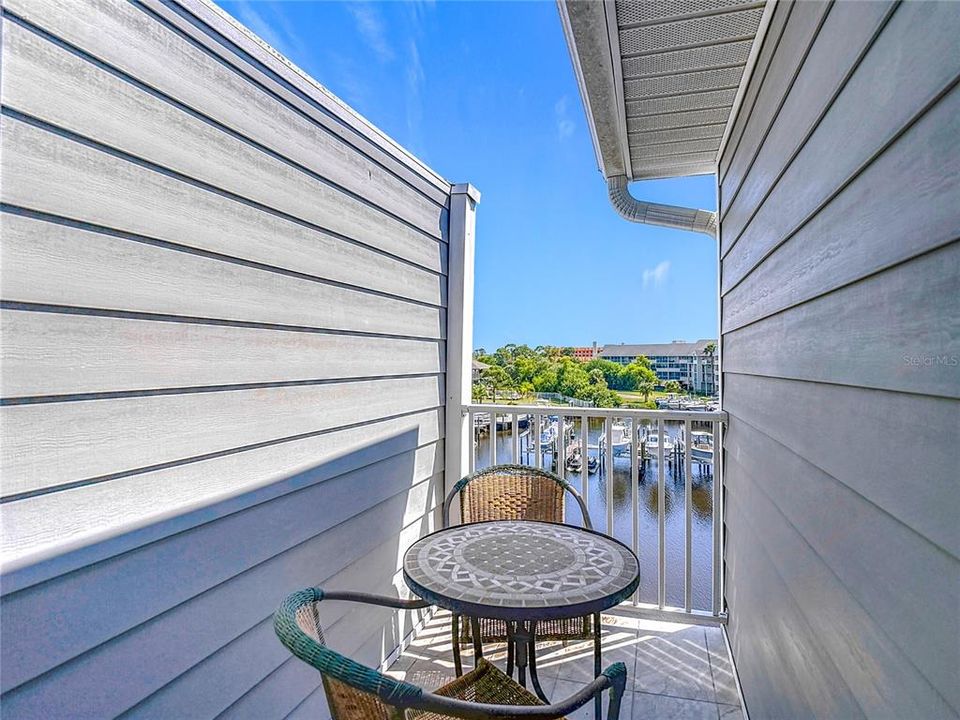 For Sale: $279,999 (2 beds, 2 baths, 874 Square Feet)