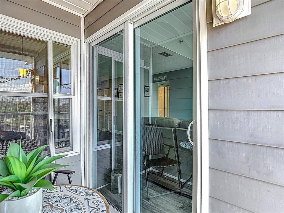 For Sale: $279,999 (2 beds, 2 baths, 874 Square Feet)