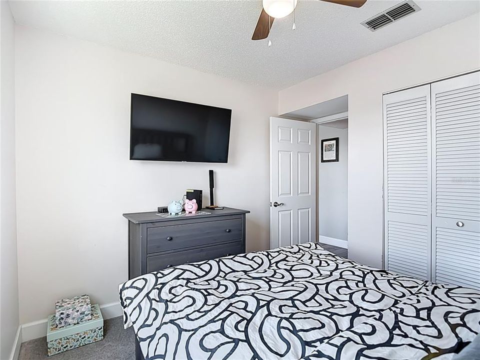 For Sale: $279,999 (2 beds, 2 baths, 874 Square Feet)