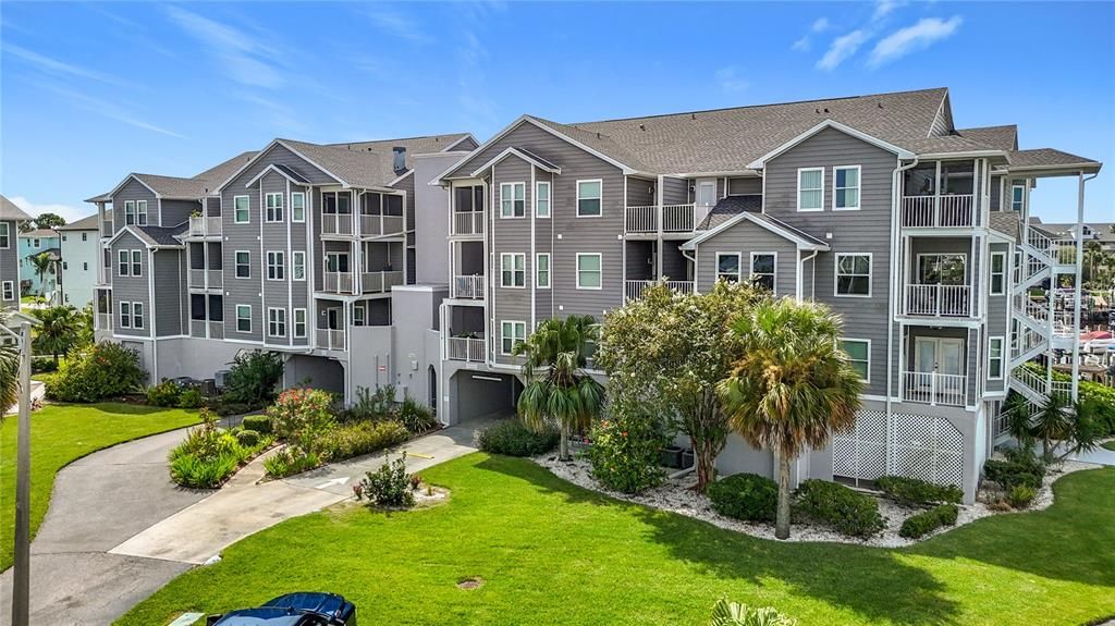For Sale: $279,999 (2 beds, 2 baths, 874 Square Feet)
