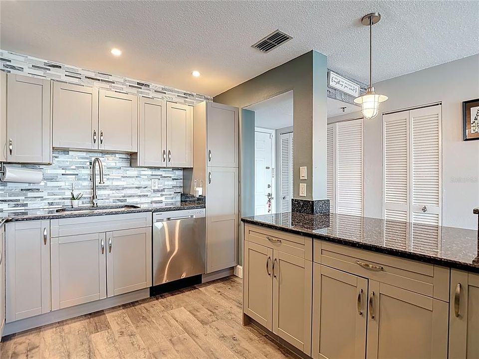 For Sale: $279,999 (2 beds, 2 baths, 874 Square Feet)